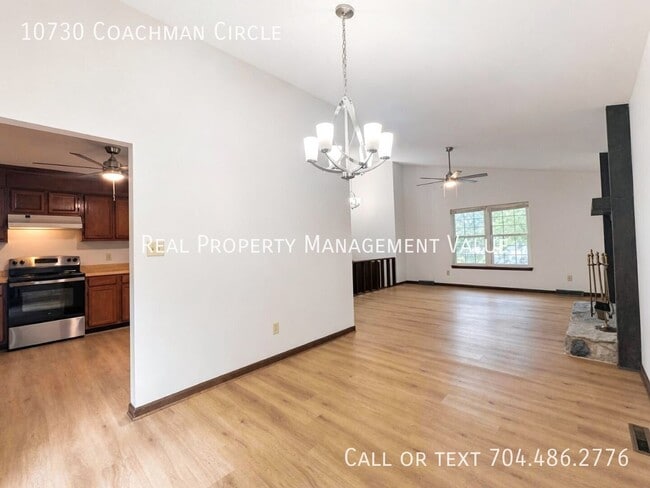 Building Photo - 10730 Coachman Cir