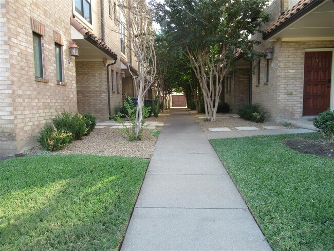 Foto del edificio - 13900 Noel Rd