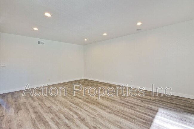 Building Photo - 765 San Antonio Rd