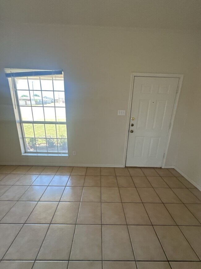 Building Photo - 2107 Charleston Ct