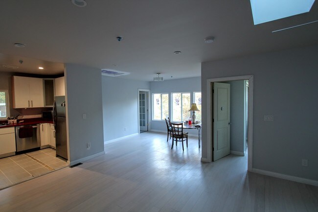 Building Photo - 142 Redwood Dr