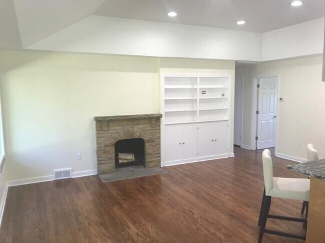 Foto del edificio - 8131 Rowan Rd
