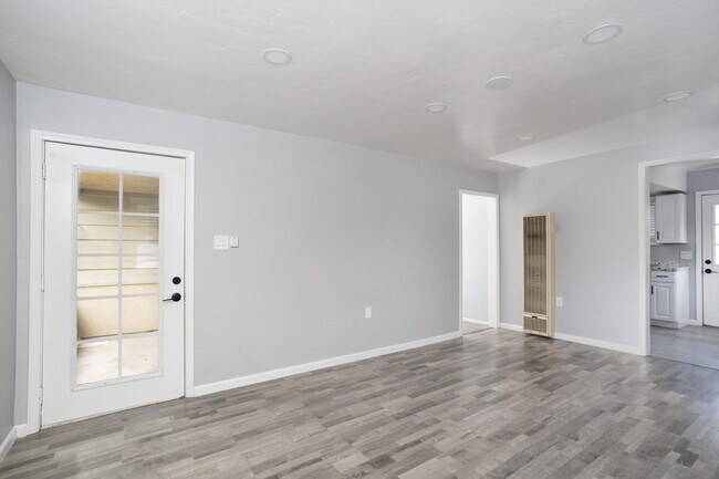 Building Photo - 411 Cottonwood Rd
