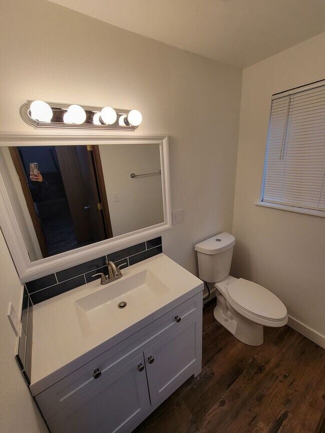 Building Photo - West Olympia 2bdr 1.5bath Townhome w/ garage & parking
