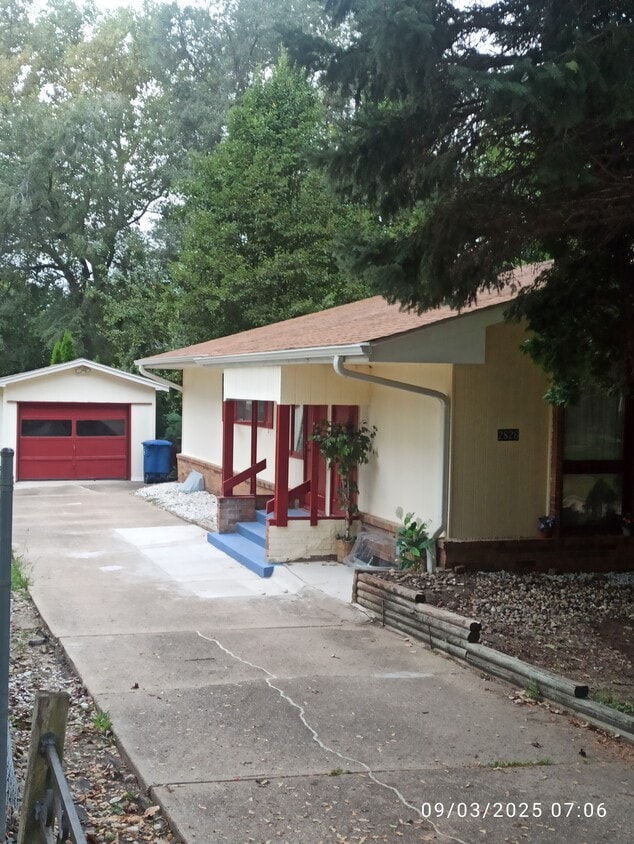 Entrance, garage - 2826 67th St