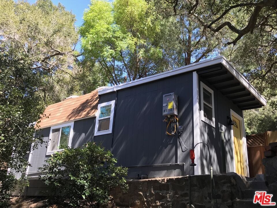 Primary Photo - 632 N Topanga Canyon Blvd