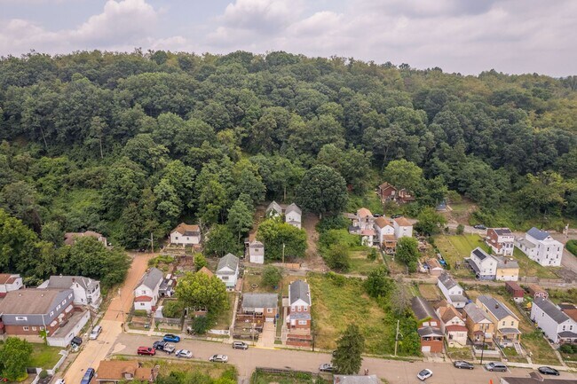 Foto del edificio - Stunning 3 bed, 2.5 bath home in McKees Rocks available October 1!