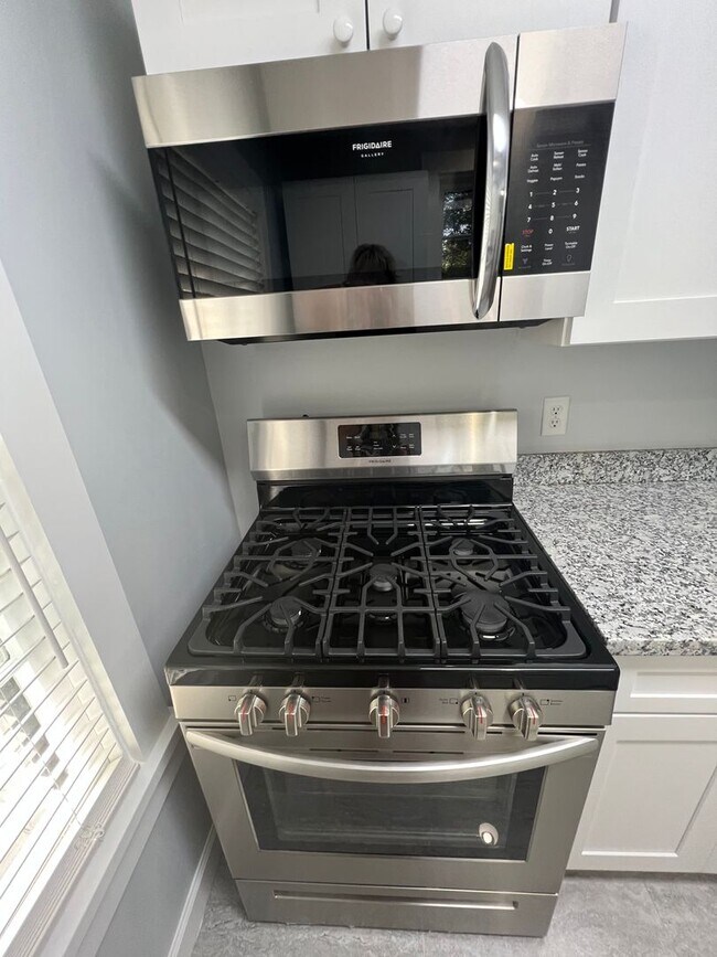 Foto del edificio - Newly renovated, stainless appliances, 2BR...