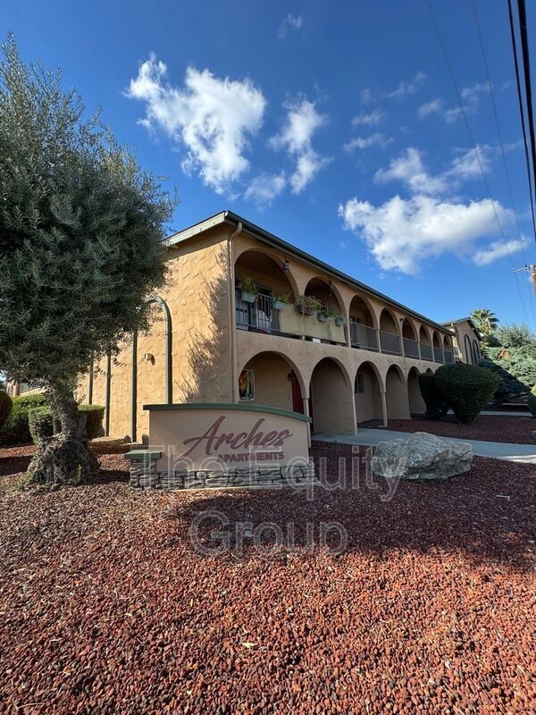 Foto principal - 1320 W Vassar Ave