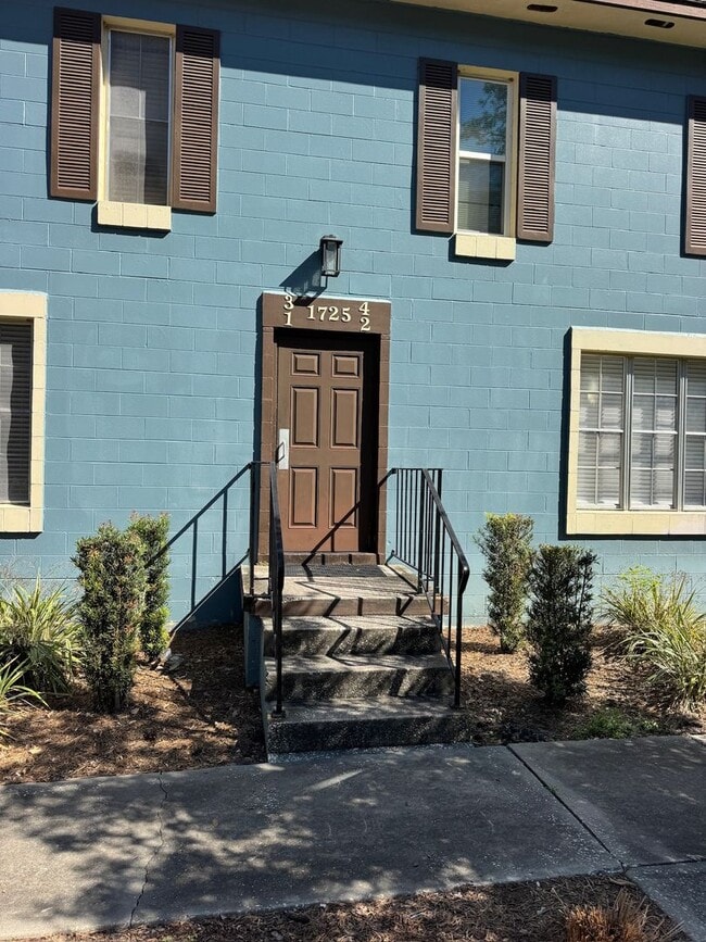 Building Photo - 1725 NE 2nd St