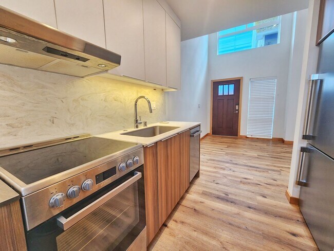 Foto del edificio - Beautiful 2 Bed 1.75 Bath Townhome in Central District