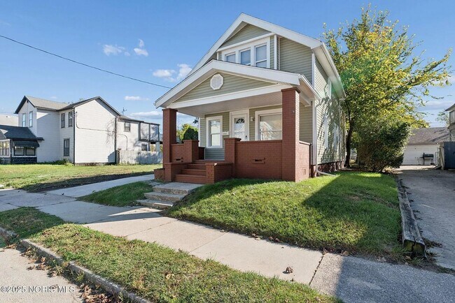 Foto del edificio - 1557 Indiana Ave