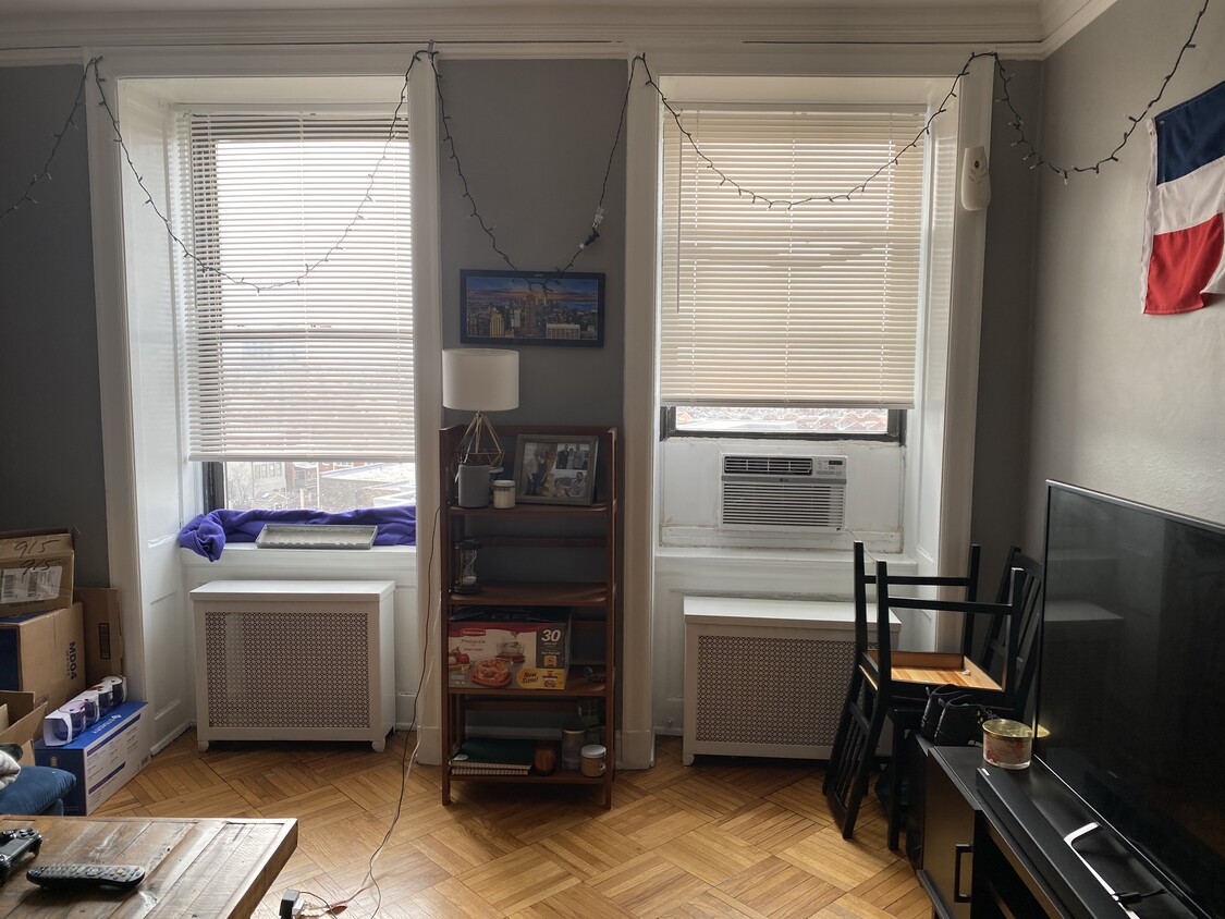 Living Room - 2000 N Lincoln Park W