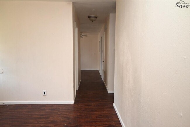 Foto del edificio - 1421 Harris Ln