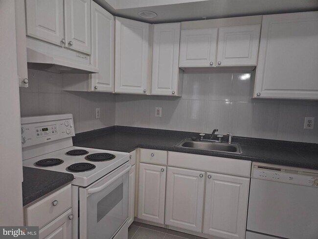 Foto del edificio - 6024 Bayview Rd