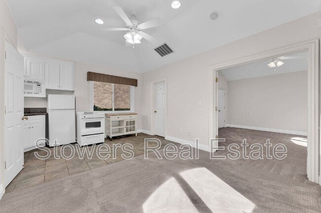 Building Photo - 300 Lark Ln