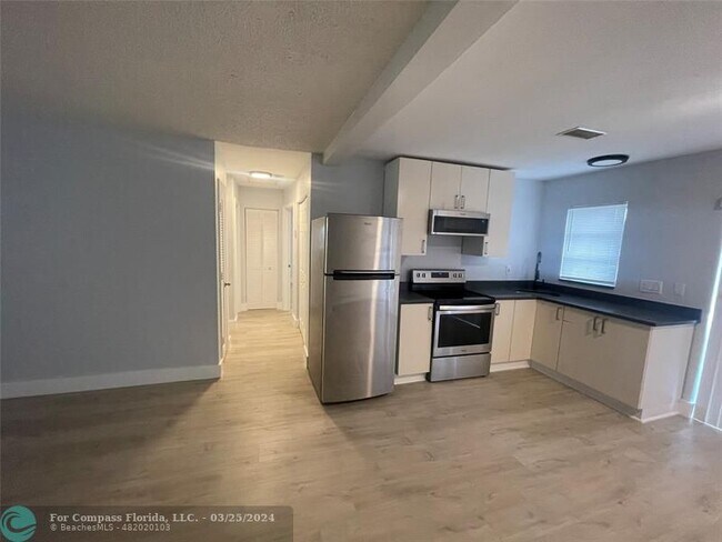 Foto del edificio - 780 NE 46th Ct