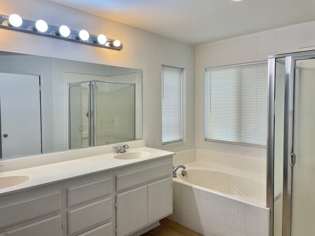 Foto del edificio - Spacious 6 Bedroom Home for Rent