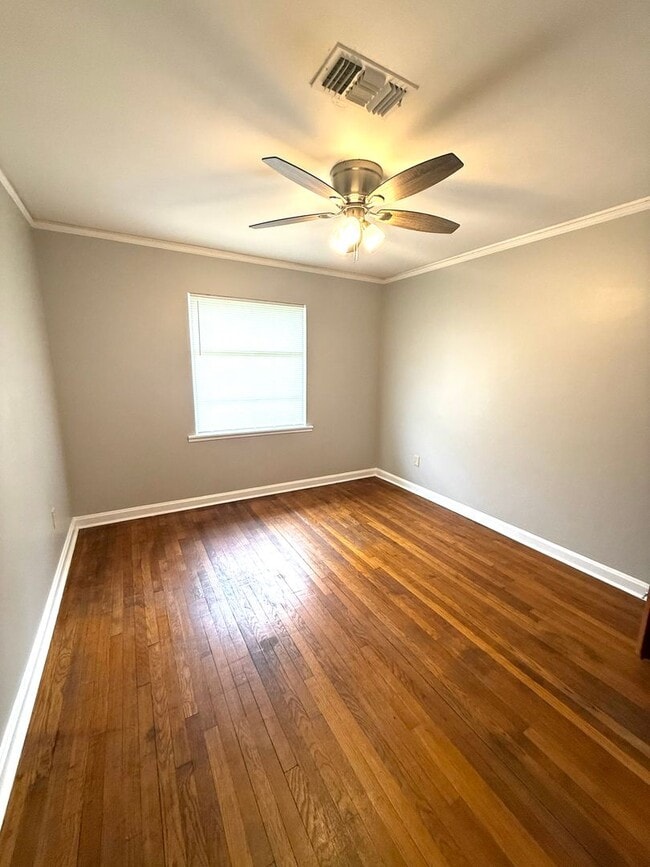 Building Photo - ** 3 Bed 1 Bath Located in Montgomery Heig...