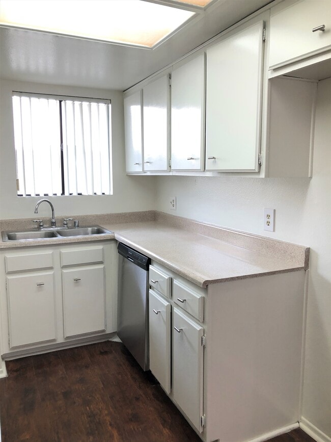 Building Photo - 553 E Orange Grove Ave