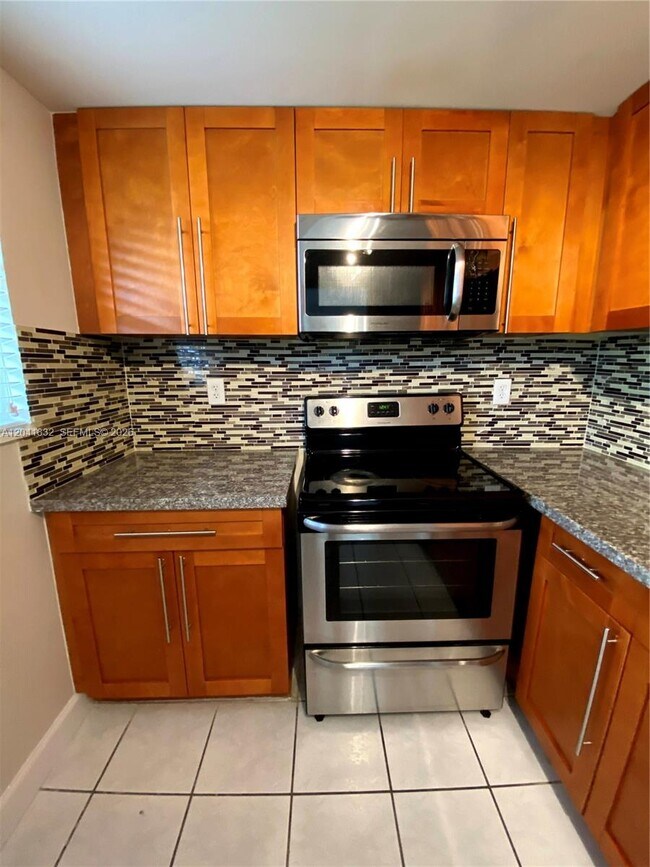 Building Photo - 9280 Fontainebleau Blvd