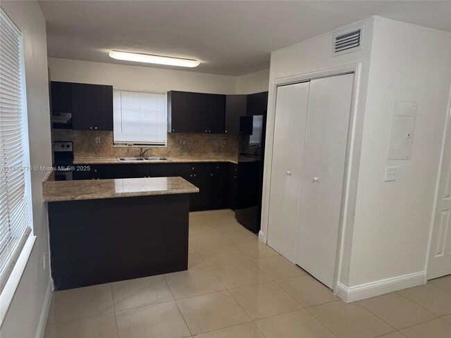 Foto del edificio - 1321 W 44th St