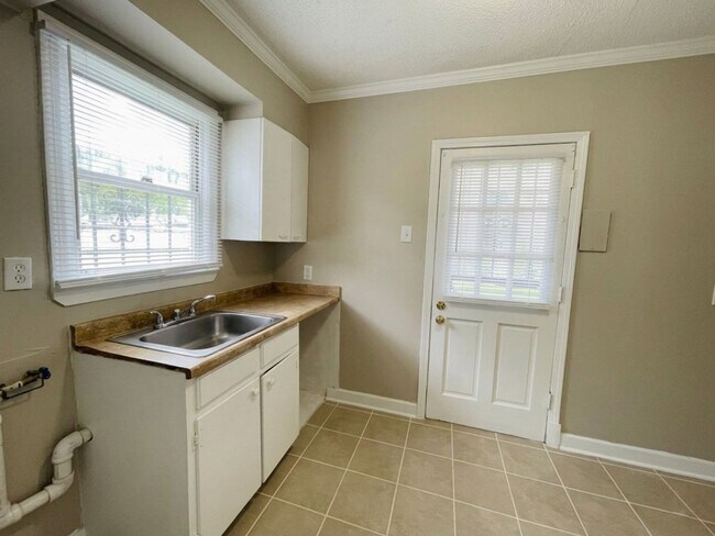 Foto del edificio - Charming & Fully Refreshed 2BR/1BA Near the University District – Move-In Ready!