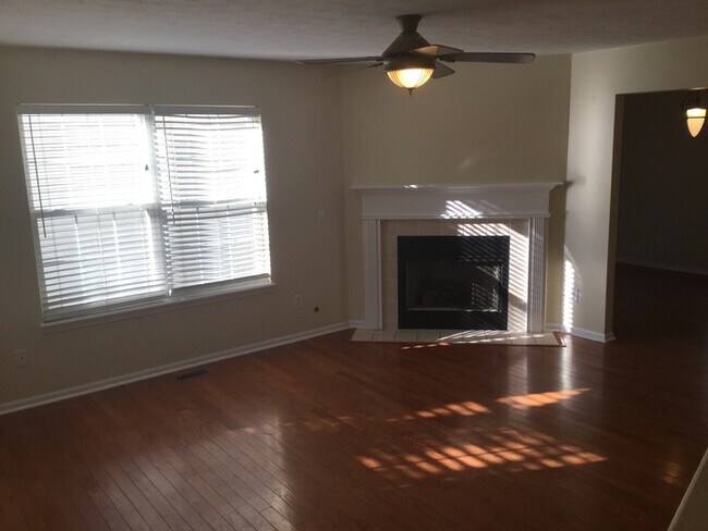 Foto del edificio - 4 bed 2.5 bath with over 2,600 sq ft!
