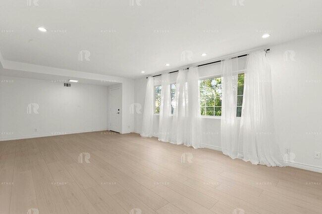 Foto del edificio - Newly Remodeled Huge Open Concept 4 Bed / ...