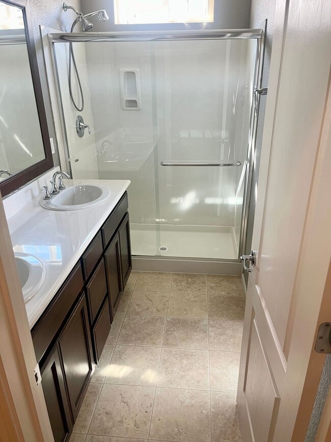 Building Photo - Stunning Two Bedroom Condo Located In Folsom!