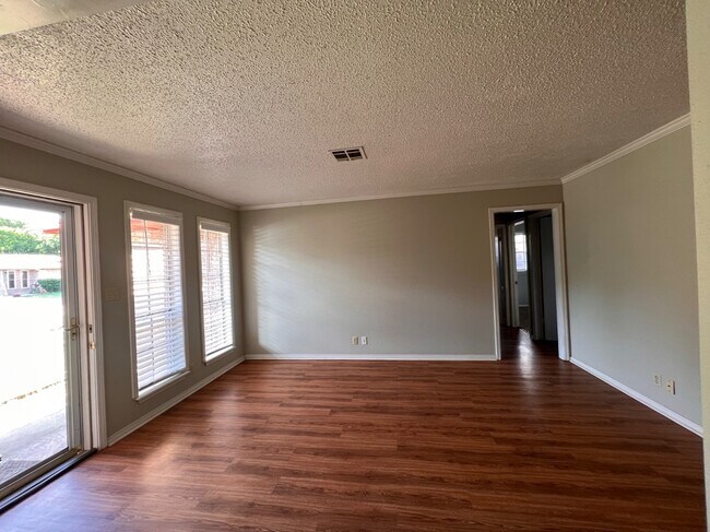 Foto del edificio - 1220 E Brooks St