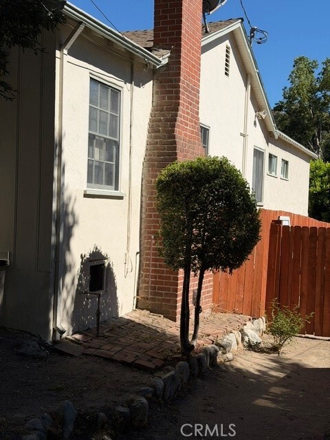 Building Photo - 1824 Oakwood Ave