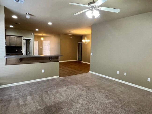 Foto del edificio - Spacious 3 Bed in NW OKC