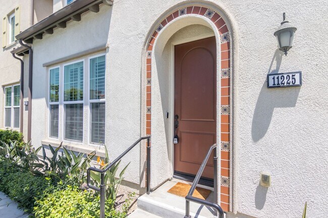 Building Photo - Updated 4-Bedroom Townhouse in Prime Porte...