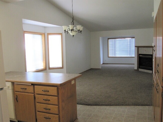 Foto del edificio - 760 Plum Tree Ln