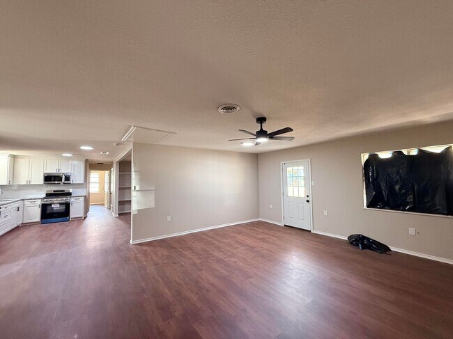 Building Photo - 4026 Dixon Cir