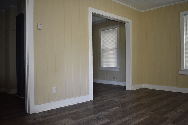 Building Photo - Convenient to downtown