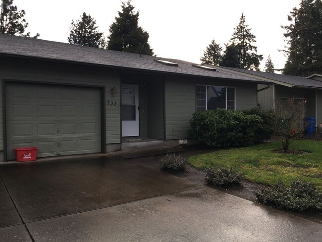 Building Photo - 733/739 Stephens Dr