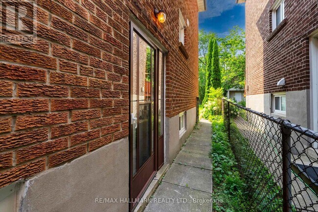Photo du bâtiment - 402 Kingston Rd