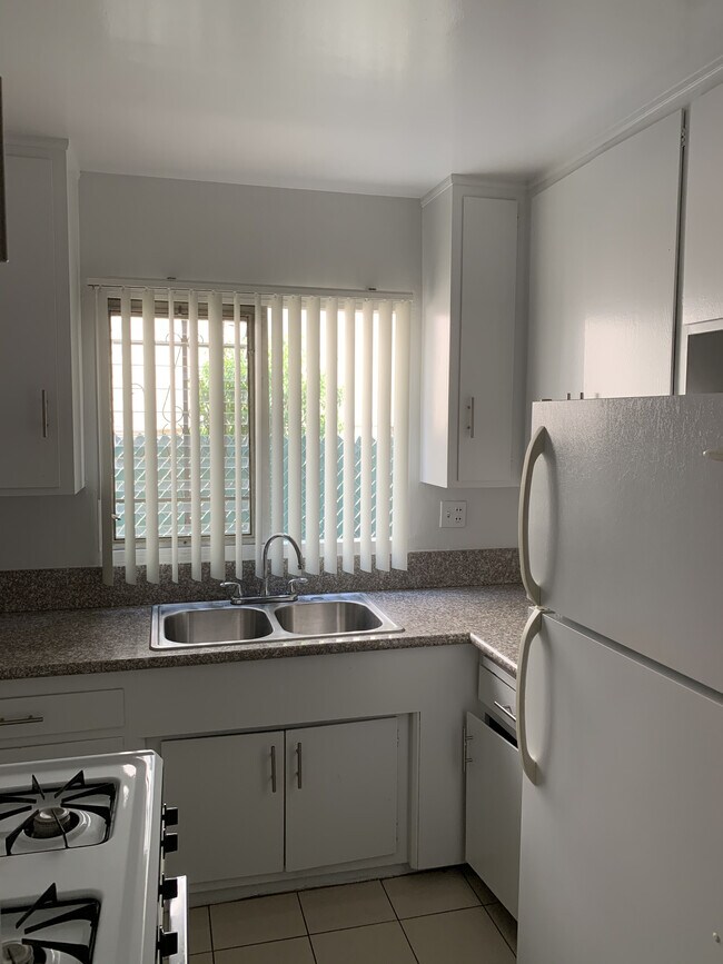 Foto del edificio - 944 N Sierra Bonita Ave