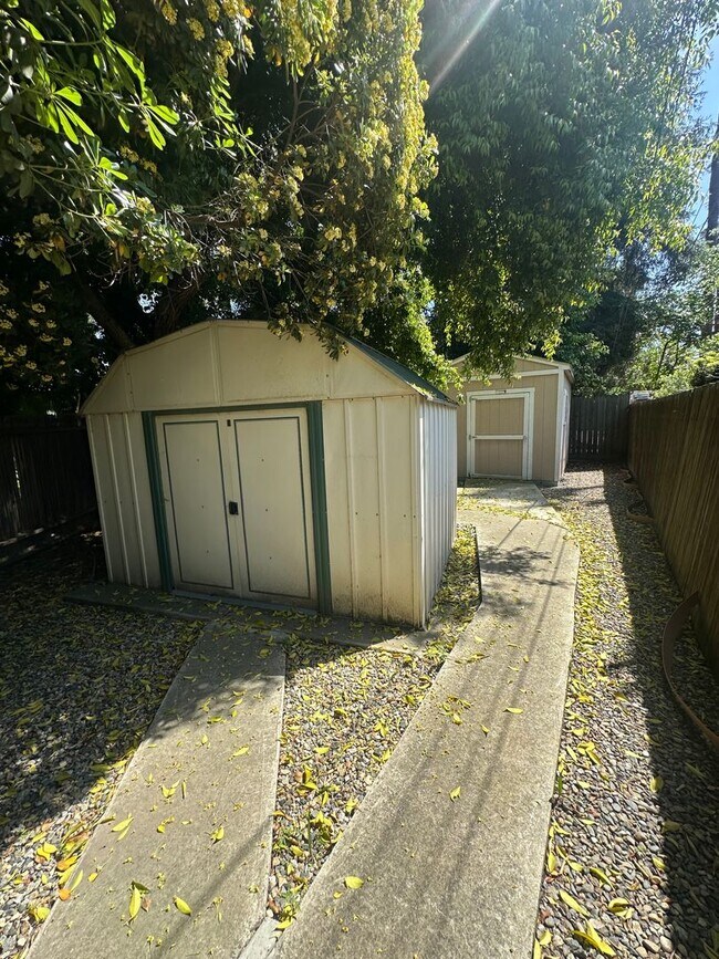 Building Photo - Spacious home in Green Acres