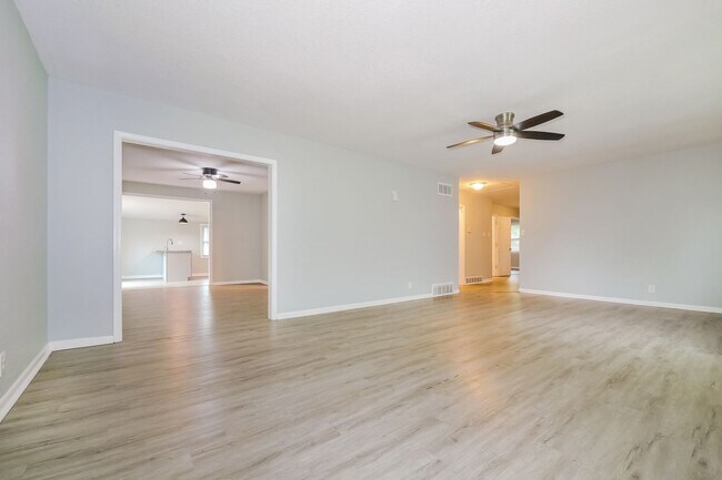 Foto del edificio - 3 BR / 2.5BA | Updated Single Family Home | 2-Car Garage Parking | Private backyard!