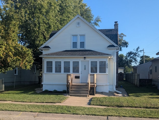 Building Photo - 421 E 10th St