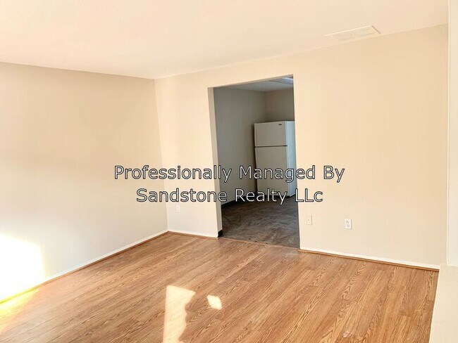 Building Photo - 2 Bedroom Townhouse