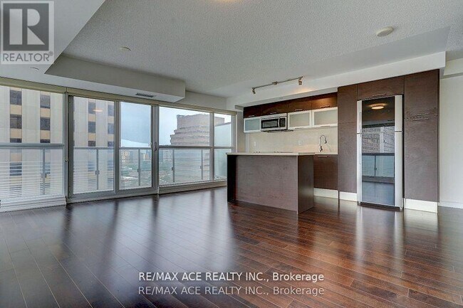 Photo du bâtiment - 386-386 Yonge St