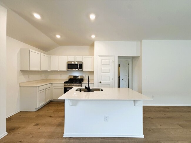 Foto del edificio - AVAILABLE NOW! Brand New Beauty in Yukon School District!-AVAILABLE NOW! $200 OFF FULL FIRST MONTH!