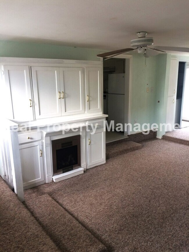 Building Photo - AVAILABLE JANUARY - Lower Level Duplex - 1...