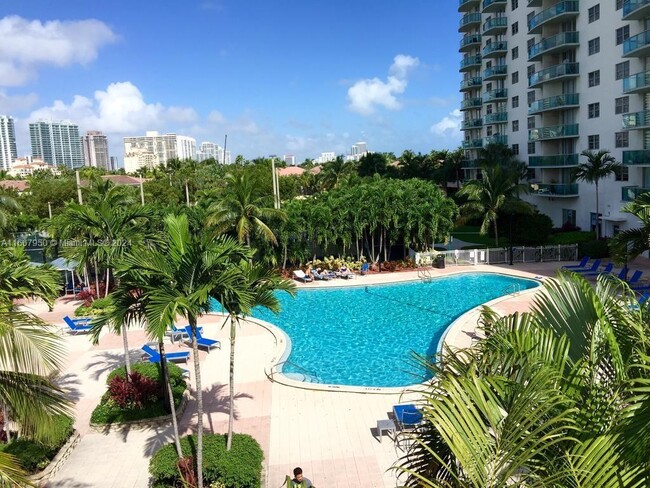 Foto del edificio - 19390 Collins Ave