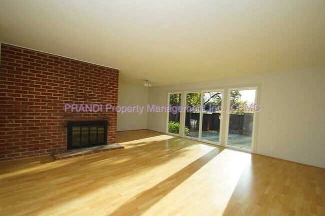 Foto del edificio - 525 Las Colindas Rd