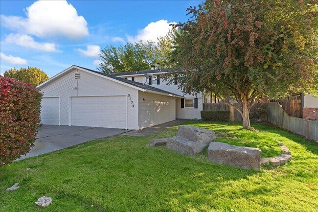 Building Photo - 3 Bedroom 1.5 Bathroom Townhome, Convenien...